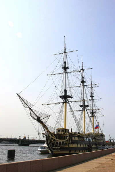 Altes segelschiff auf der neva in st. petersburg, russland — Stockfoto