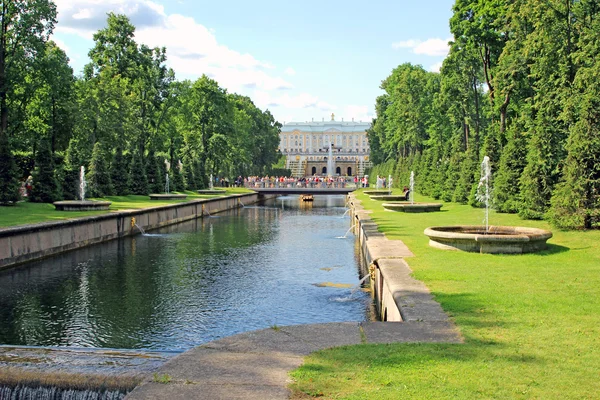 Szökőkutak és egy nagy vízesés a peterhof — Stock Fotó