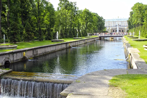 Fontes e uma grande cascata em Peterhof — Fotografia de Stock