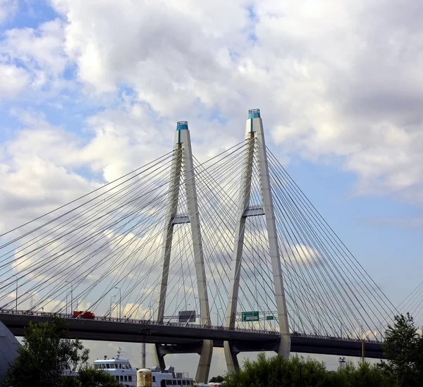 Grand pont à haubans Obukhov sur la rivière Neva à Saint-Pétersbourg — Photo