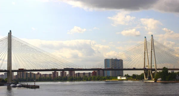 Grande ponte de Obukhov sobre o rio Neva em São Petersburgo — Fotografia de Stock