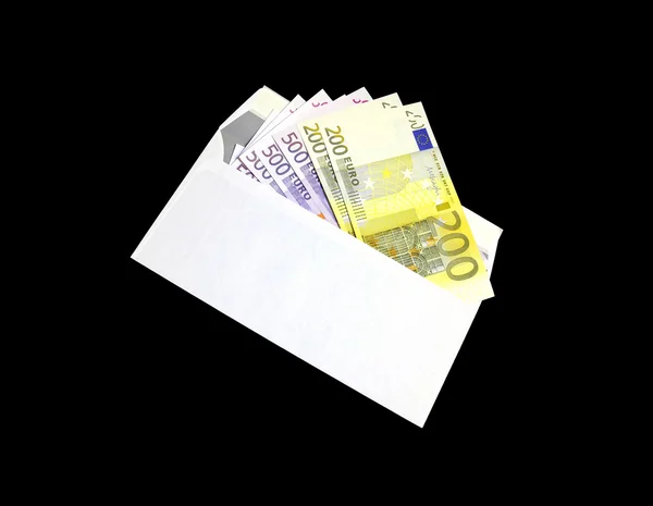 Verschillende eurobankbiljetten in een witte envelop — Stockfoto
