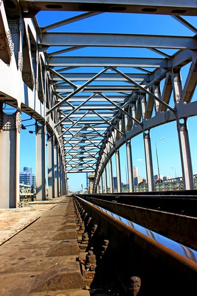 Ponte ferroviária com vãos de aço — Fotografia de Stock