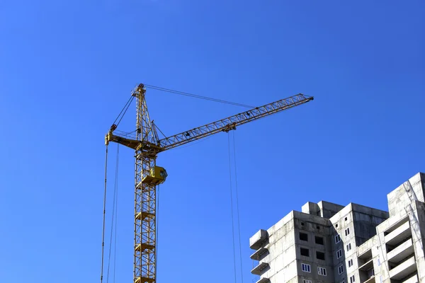 La construcción de un edificio de varios pisos — Foto de Stock