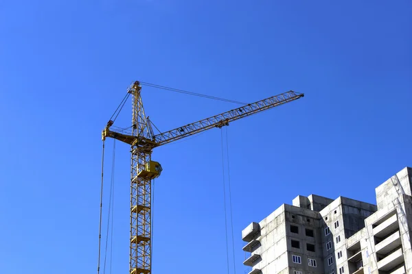 De constructie van een gebouw met meerdere artikelen — Stockfoto