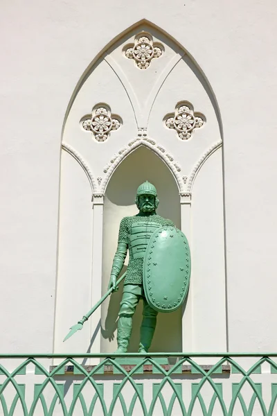 Бронзовый памятник солдату в доспехах с копьем и щитом — стоковое фото