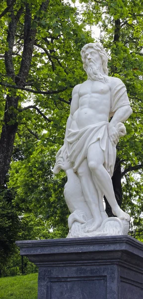 The statues of Poseidon in Peterhof — Stock Photo, Image