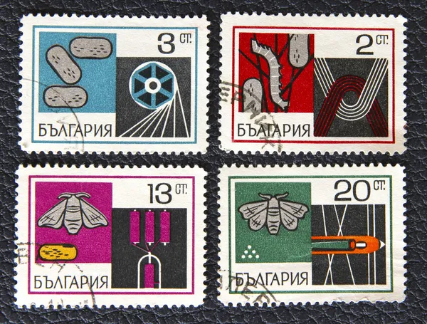 Un sello impreso en Bulgaria, muestra una industria de hilado —  Fotos de Stock
