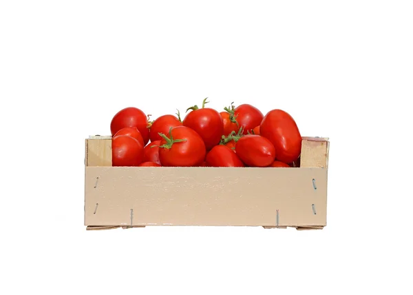 Tomates rojos en una caja de madera aislada — Foto de Stock