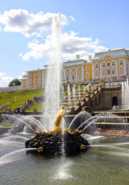 Brunnen und eine große Kaskade im Peterhof — Stockfoto