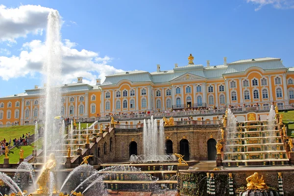 Fuentes y una gran cascada en Peterhof — Foto de Stock