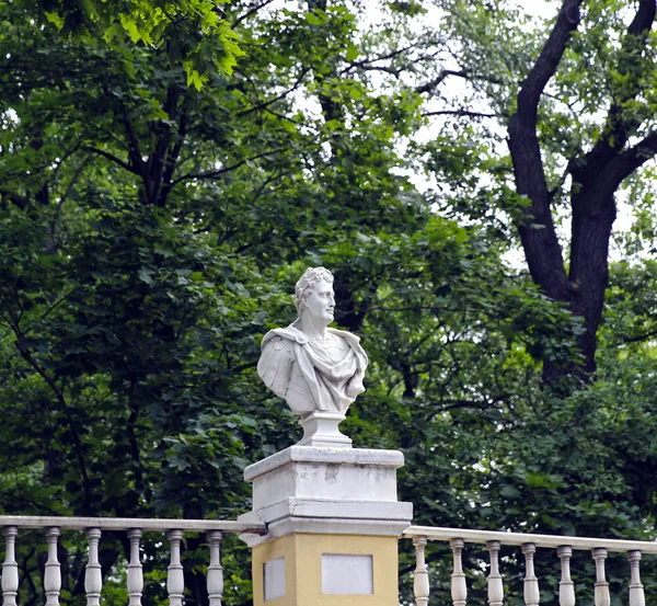 Sculptuur van oude man in Sint-petersburg — Stockfoto