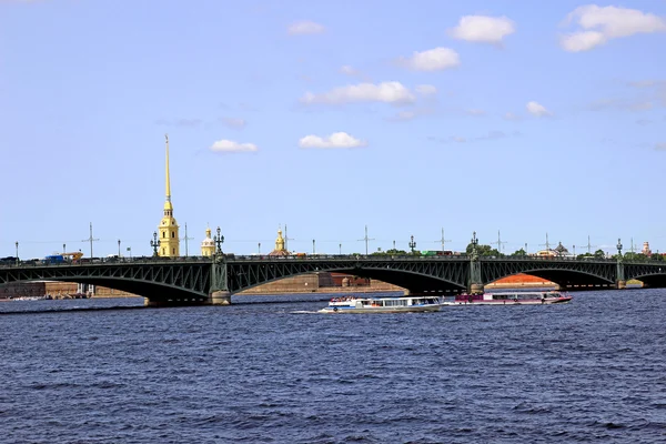 Pont Trinity traversant la rivière Neva à Saint-Pétersbourg — Photo