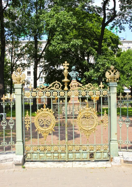 Puertas y valla alrededor de la casa de Pedro I en San Petersburgo — Foto de Stock