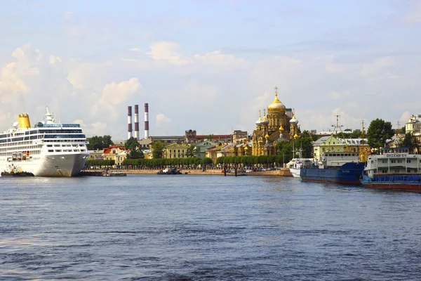 Navio a motor no rio Neva em São Petersburgo, Rússia — Fotografia de Stock