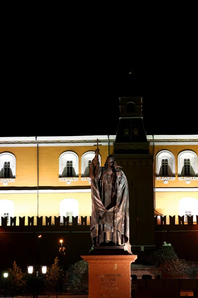 Monument till ryska patriark hermogenes på Röda torget i Moskva — Stockfoto