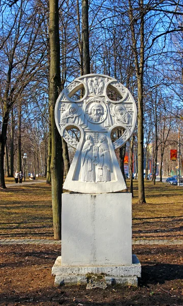 Monumento cristiano conmemorativo en forma de cruz en Krasnogorsk — Foto de Stock