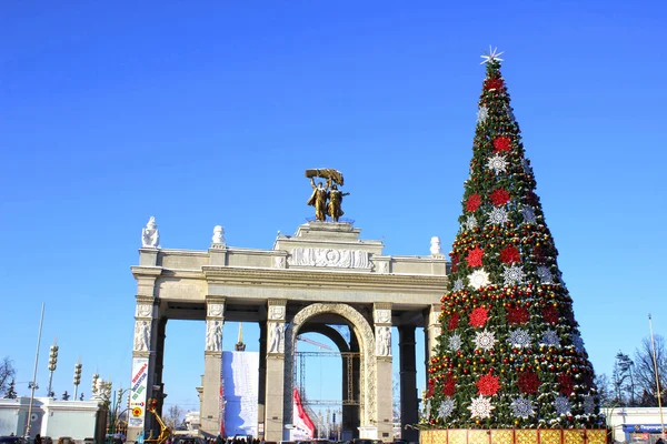 De hoofdingang van het Russische exhibition center in Moskou — Stockfoto