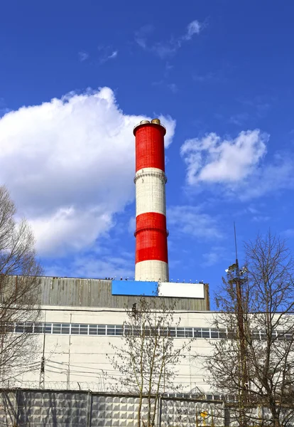 Chimenea de alta fábrica — Foto de Stock