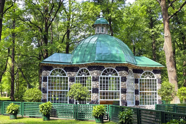 Pavillon für die Vögel im Park in St. petersburg — Stockfoto