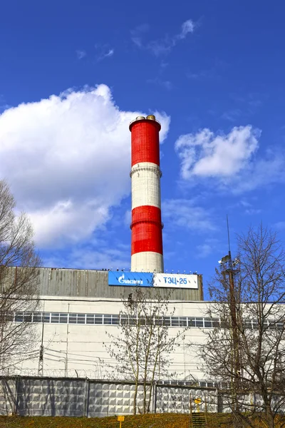 Hoher Fabrikschornstein über blauem Himmel Hintergrund — Stockfoto