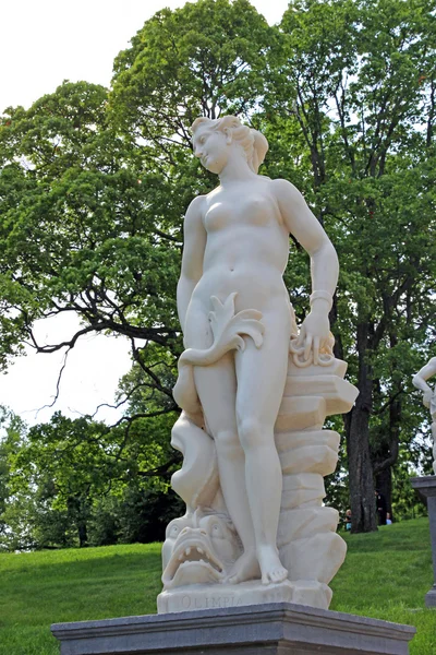 Sculpture de femmes anciennes à Saint-Pétersbourg, Russie — Photo