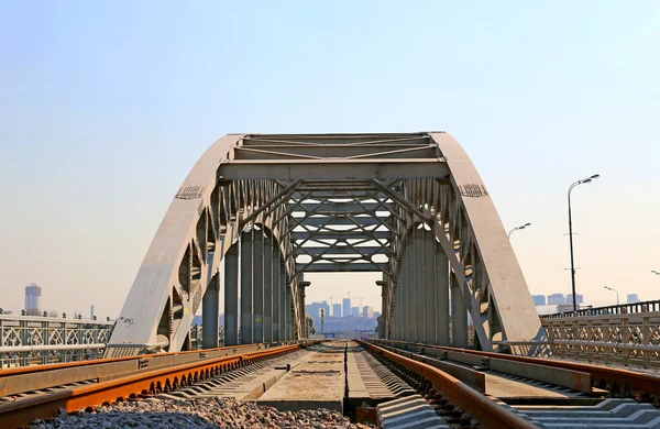 Eisenbahnbrücke mit Stahlspannen in Moskau — Stockfoto