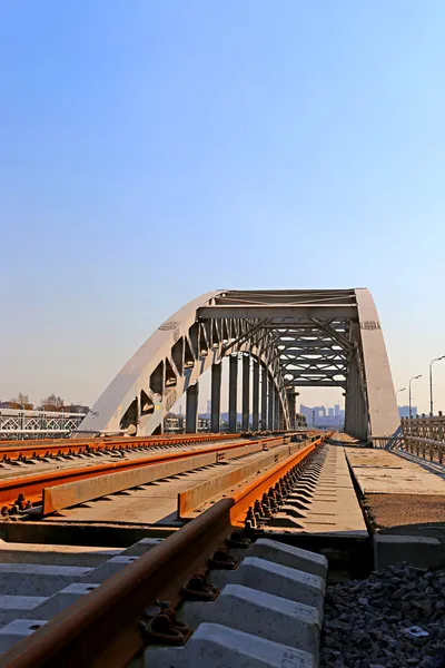 Railway bridge with steel spans in Moscow — Stock Photo, Image