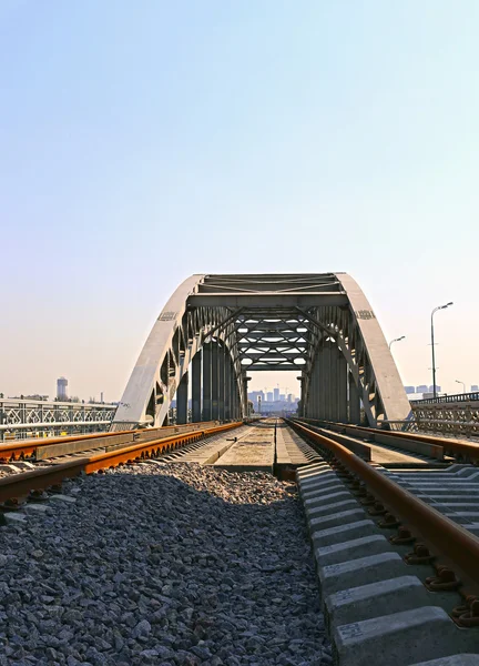 モスクワに鋼のスパンを持つ鉄道橋 — ストック写真