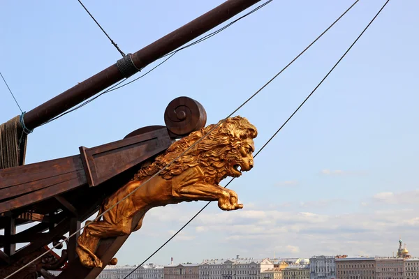 Nasal decoration ship in the form of a lion in St. Petersburg, R — Stock Photo, Image