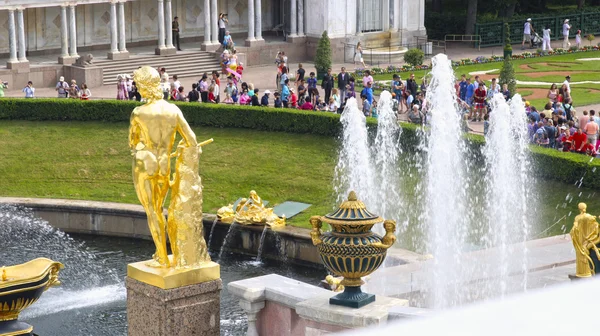 Cascade Fountain con esculturas en San Petersburgo, Rusia — Foto de Stock