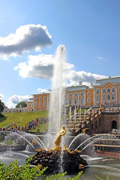 Samson ve st. Petersburg aslan figürü ile çeşme — Stok fotoğraf