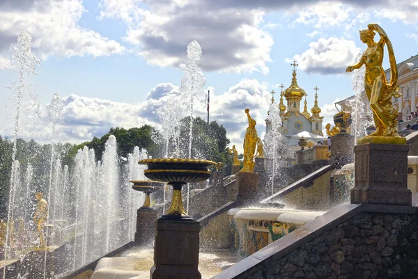 Trapsgewijs fontein met sculpturen in Sint-petersburg, Rusland — Stockfoto