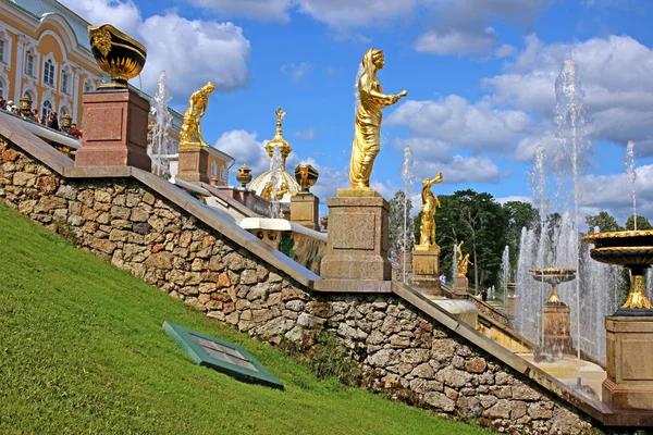 Trapsgewijs fontein met sculpturen in Sint-petersburg, Rusland — Stockfoto