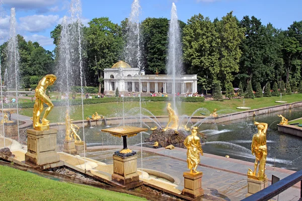 Fuente con una figura de Sansón y el león en San Petersburgo — Foto de Stock