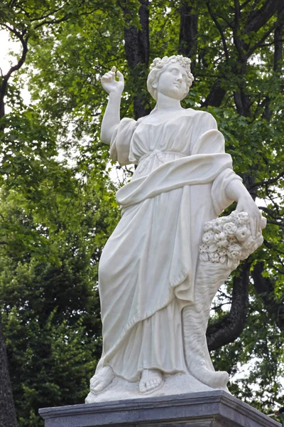 Sculpture de femmes anciennes avec des fleurs à Saint-Pétersbourg — Photo