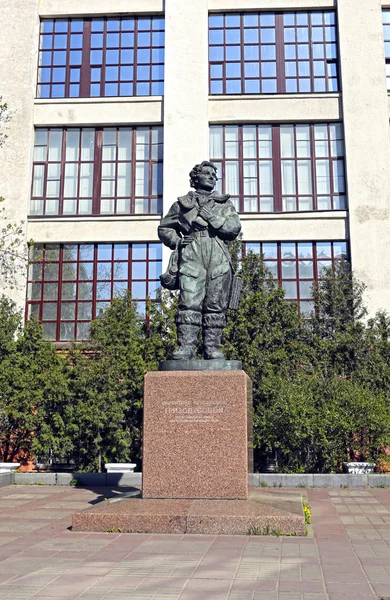 Памятник Герою Советского Союза Гризодубовой — стоковое фото