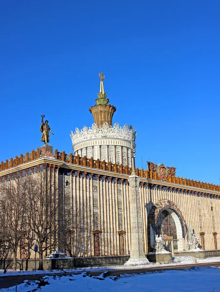 Paviljoens van het Russische exhibition center in Moskou — Stockfoto