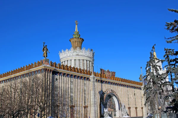 Paviljoens van het Russische exhibition center in Moskou — Stockfoto