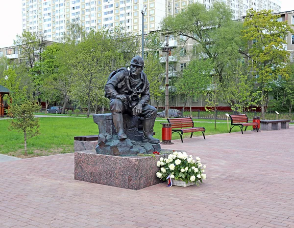 Monument to resting rescuer in Moscow — Stock Photo, Image