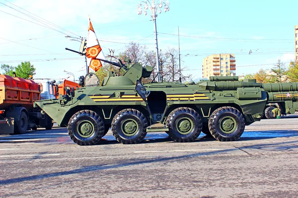 Militaire parade gewijd aan de dag van de overwinning in de Tweede Wereldoorlog — Stockfoto