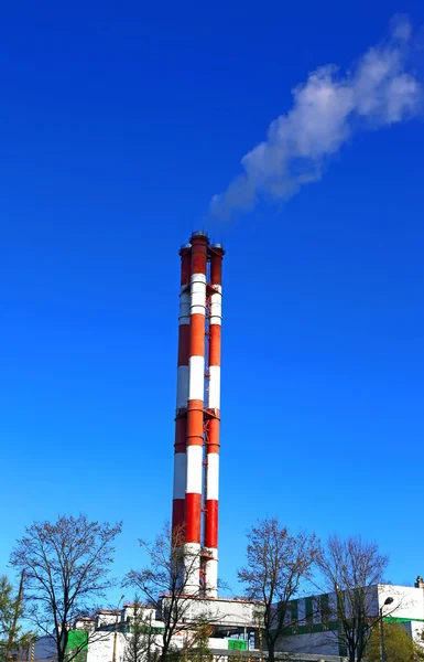 高工厂的烟囱 — 图库照片