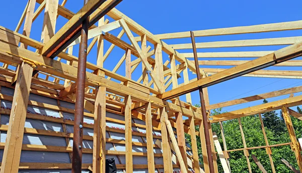 Montage von Holzbalken beim Bau des Fachwerkhauses — Stockfoto