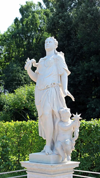 Escultura antigua mujer con un niño —  Fotos de Stock