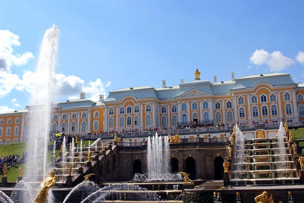 Fuentes y una gran cascada en Peterhof — Foto de Stock