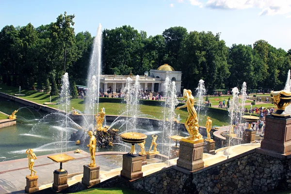 Trapsgewijs fontein met sculpturen in Sint-petersburg, Rusland — Stockfoto