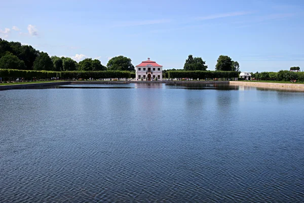 Палац марлі в місті peterhof — стокове фото