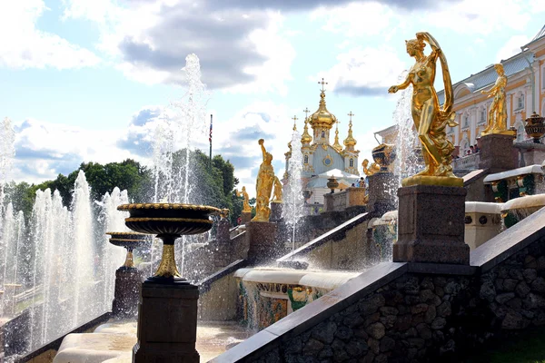 Trapsgewijs fontein met sculpturen in Sint-petersburg, Rusland — Stockfoto