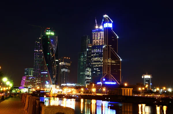 在晚上的现代莫斯科。现代高层建筑的视图 — 图库照片