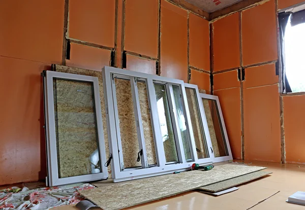 Installation of plastic windows in the frame house — Stock Photo, Image